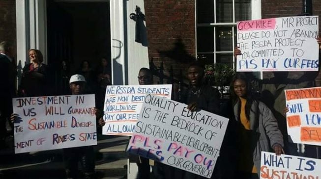 VIDEO: Stranded Rivers students confront Wike in London