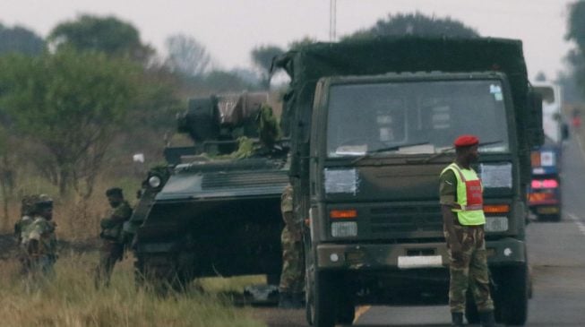 Zimbabwe crisis: Presidential seat of power cordoned off as UK, US react to military takeover