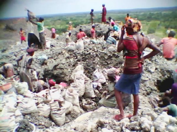Women and children working in a lead mine in Enyingba