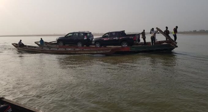 PHOTOS: Tambuwal’s dangerous trip across River Benue