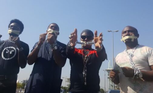 Libya: Charly Boy, in chains, leads protesters to foreign affairs ministry