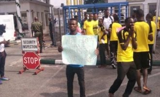 Rivers United players storm govt house to protest unpaid sign-on fees
