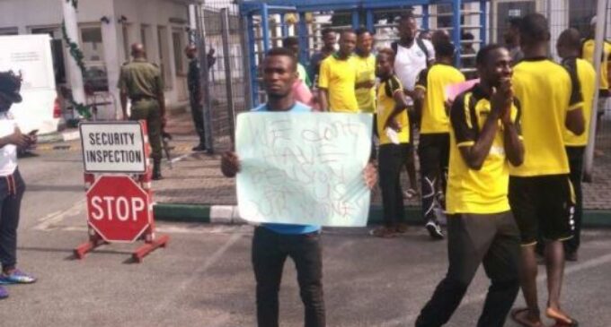 Rivers United players storm govt house to protest unpaid sign-on fees