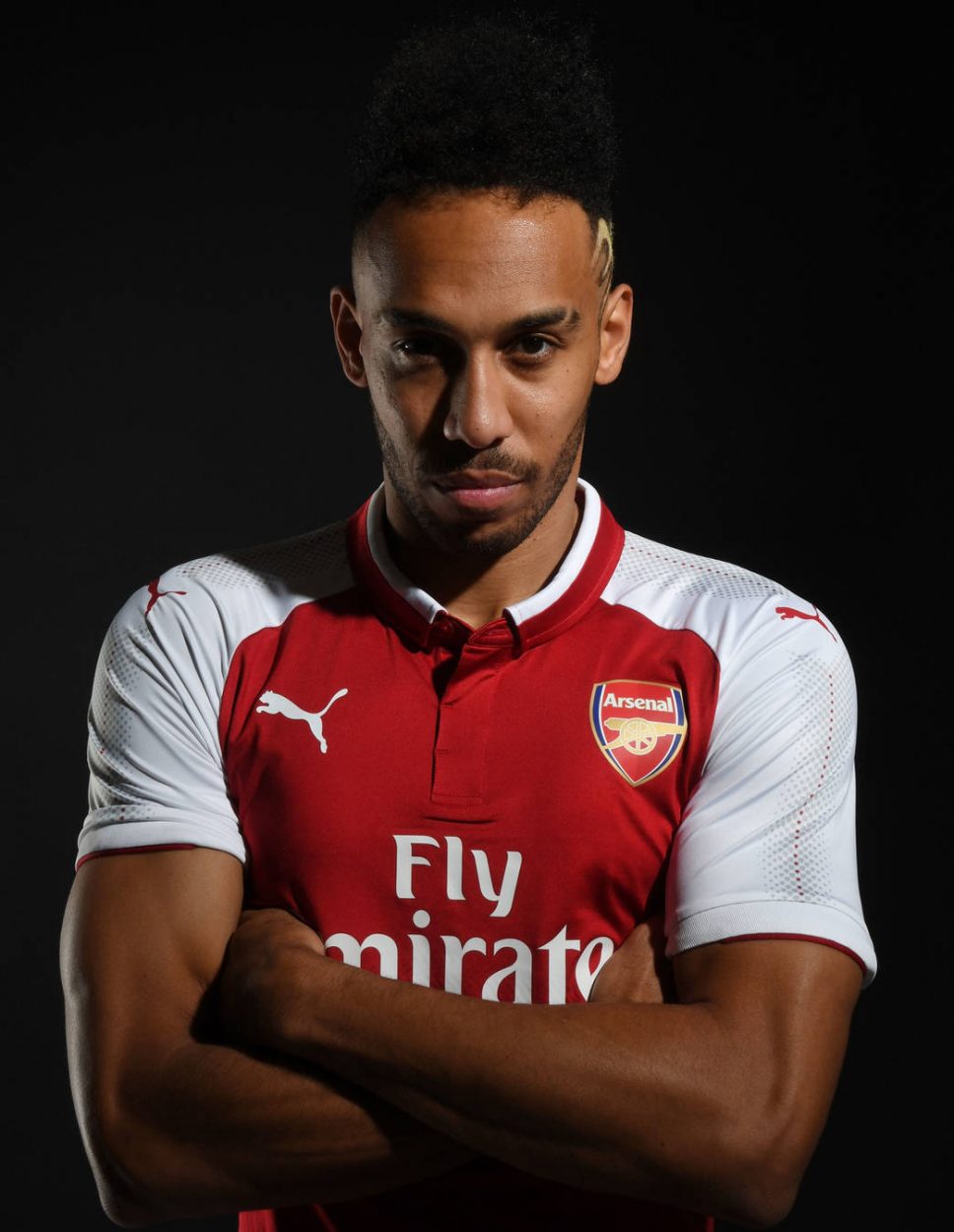 New Gunner, Aubameyang, models Arsenal kit