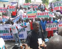 Protesters storm APC secretariat, ask Oyegun to step down