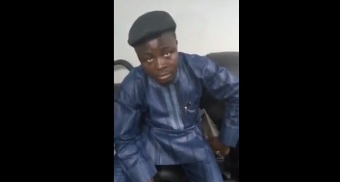 VIDEO: Man ‘caught stealing’ on Abuja-Lagos Air Peace flight