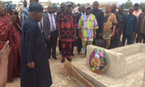 PHOTOS: Obasanjo lays wreath at gravesite of Benue herdsmen victims