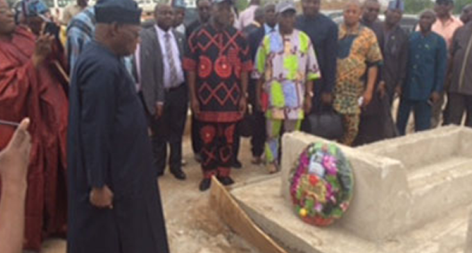 PHOTOS: Obasanjo lays wreath at gravesite of Benue herdsmen victims