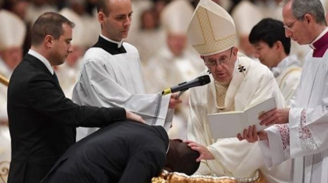 Pope baptises Nigerian who foiled robbery at Italian shop