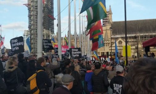 VIDEO: ‘Who bombs for humanitarian reasons?’ — protesters storm CHOGM 2018, ask UK to stop war in Syria