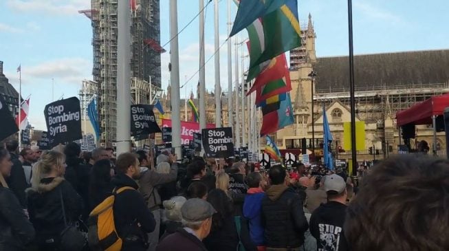 VIDEO: ‘Who bombs for humanitarian reasons?’ — protesters storm CHOGM 2018, ask UK to stop war in Syria