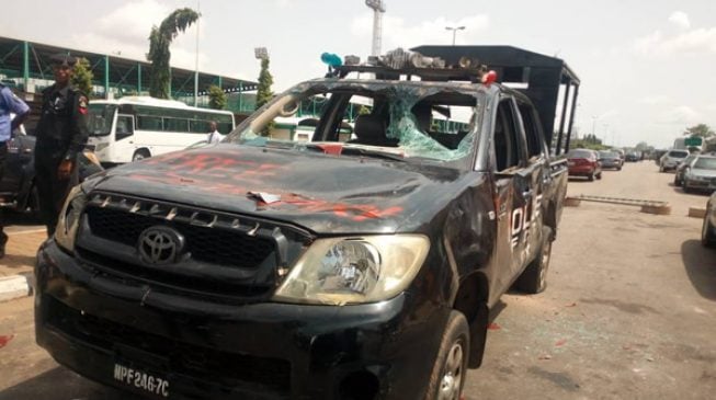 Angry youth attack police station in Zamfara, set vehicles ablaze