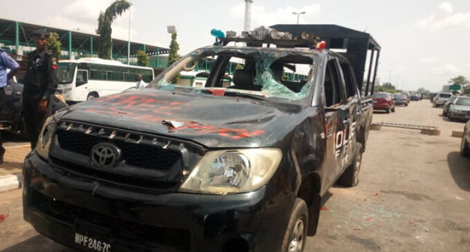 Shi’ites stone policemen, destroy their vehicles