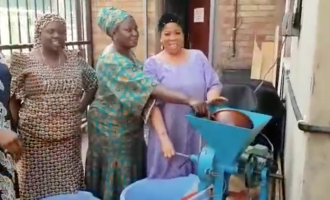 EXTRA: We are using Nigerian grinding machine in London — women display skills during Ramadan (video)
