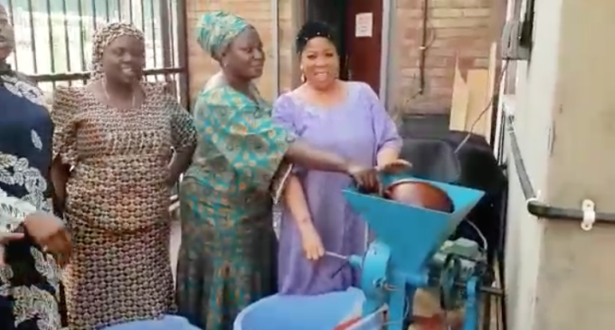 EXTRA: We are using Nigerian grinding machine in London — women display skills during Ramadan (video)