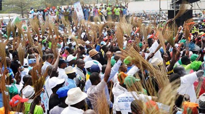 Osun APC deputy chairman defects with over ‘6000 members’