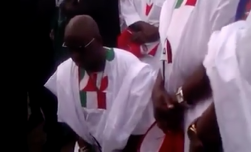 VIDEO: ‘I must not be put to shame’ – Fayose goes on his knees in prayer