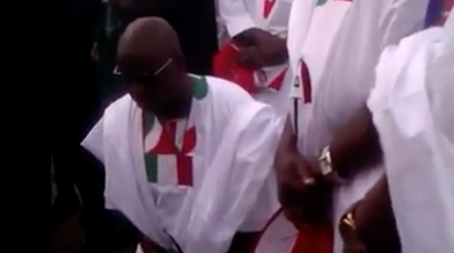 VIDEO: ‘I must not be put to shame’ – Fayose goes on his knees in prayer