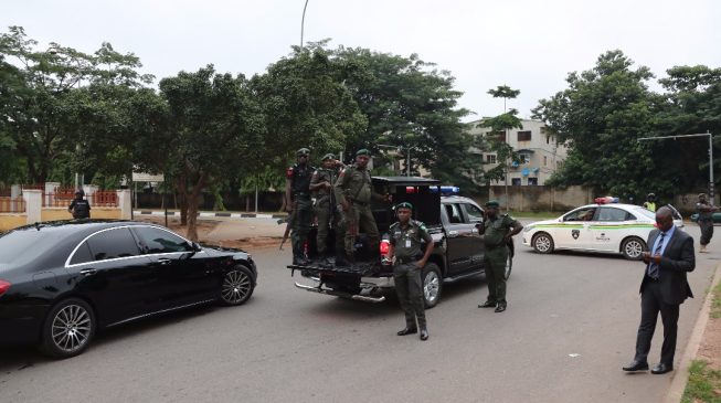 VIDEO: Police lay siege to Saraki’s residence