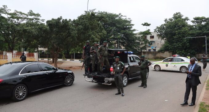VIDEO: Police lay siege to Saraki’s residence