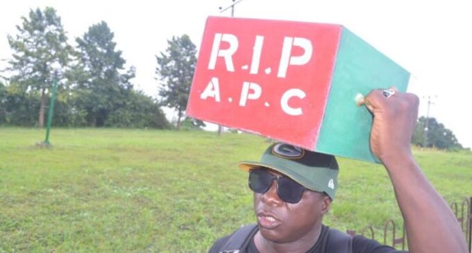 Buhari’s former supporter begins ‘trek from Lagos to Abuja’, says APC is dead