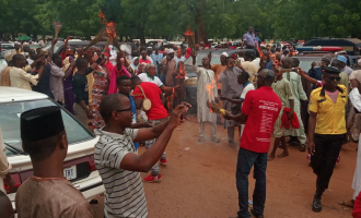 PHOTOS: Tambuwal supporters destroy APC symbol in public