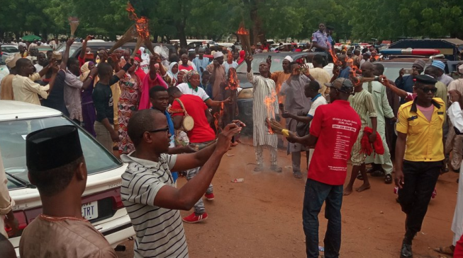 PHOTOS: Tambuwal supporters destroy APC symbol in public