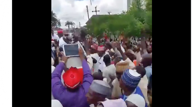 VIDEO: Buhari’s supporters boo Kwankwaso outside Kaduna mosque
