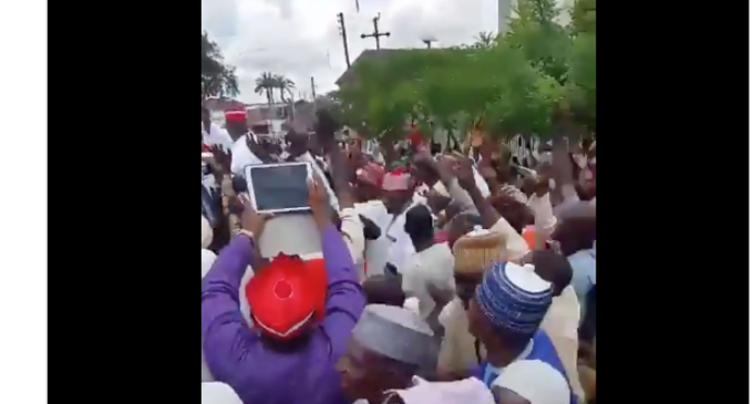 VIDEO: Buhari’s supporters boo Kwankwaso outside Kaduna mosque