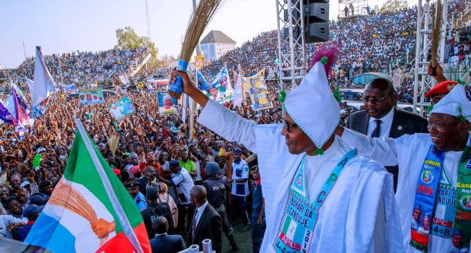 PHOTOS: Massive crowd welcomes Buhari to Kano