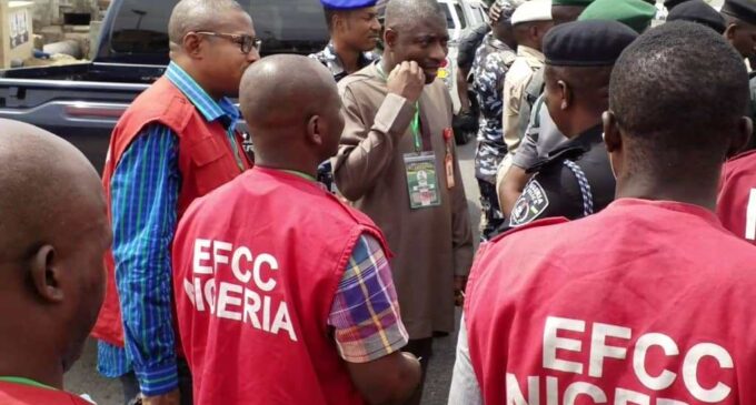 PHOTOS: EFCC officials ‘hunt vote buyers’ at polling units