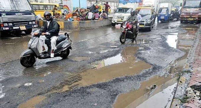 Lagos begins fixing potholes on 87 roads