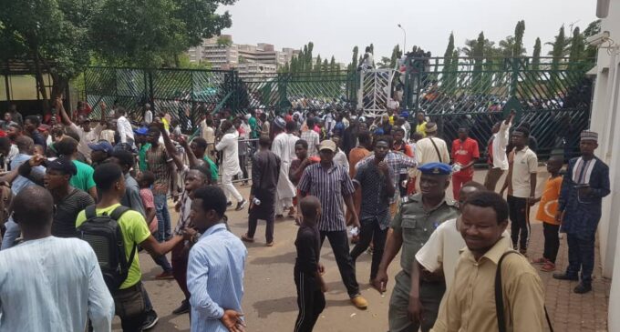 House hurriedly adjourns as Shi’ites break into premises