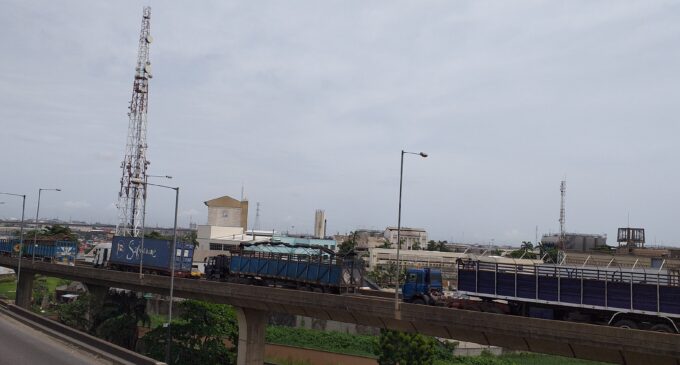 PHOTOS: Truck drivers flout Buhari’s directive, block roads leading to Apapa