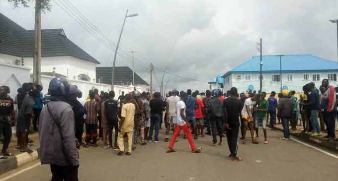 PHOTOS: Epe residents attack EFCC outside Ambode’s residence