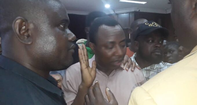 VIDEO: ‘Let me speak with my lawyers’ — Sowore rejects instruction from DSS in court