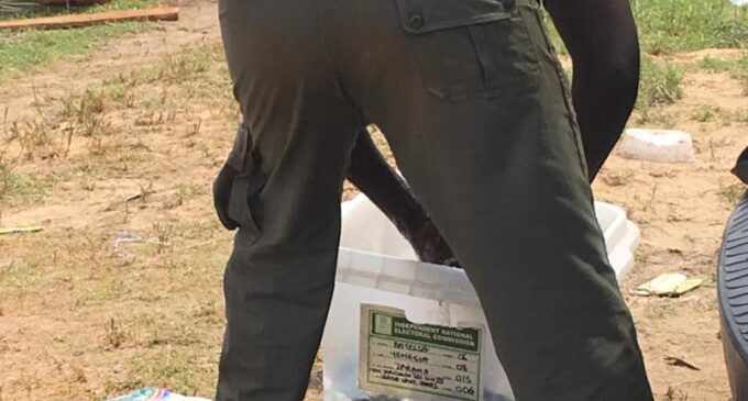 PHOTO: Policeman uses ballot box to wash uniform