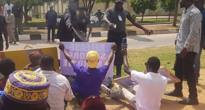 PHOTO: The moment DSS operatives pointed pistol at those who demanded Sowore’s release