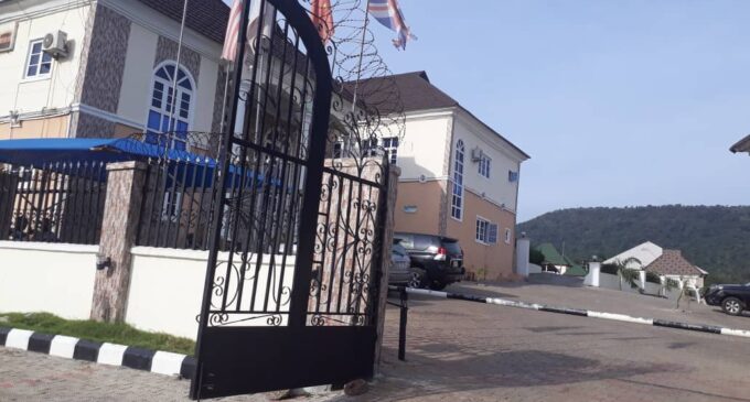 Masked security men storm Kogi hotel where Oyo gov lodged ahead of election