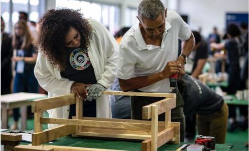 Barack, Michelle Obama construct furniture for Malaysian school children