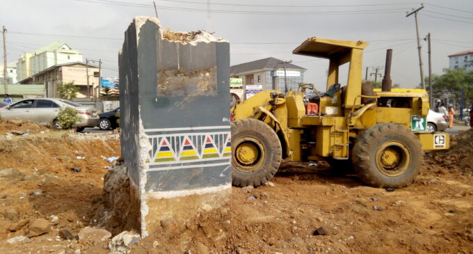 PHOTOS: Fela’s statue pulled down from Allen roundabout two years after inauguration by Ambode