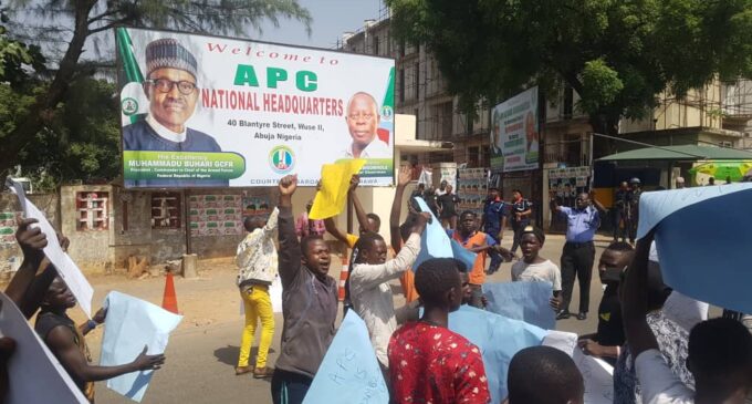 Protesters storm APC headquarters, ask Oshiomhole to step down
