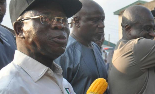 EXTRA: Oshiomhole returns to the streets for corn as election draws nearer (video)