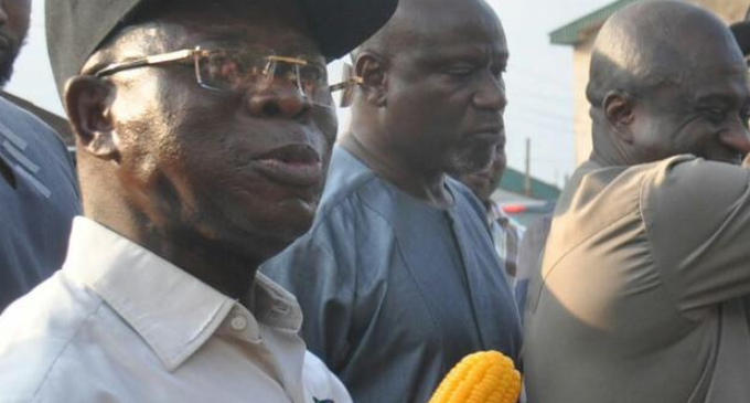 EXTRA: Oshiomhole returns to the streets for corn as election draws nearer (video)