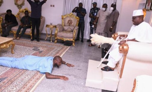PHOTOS: Davido prostrates before Oniru — after MC Oluomo visit
