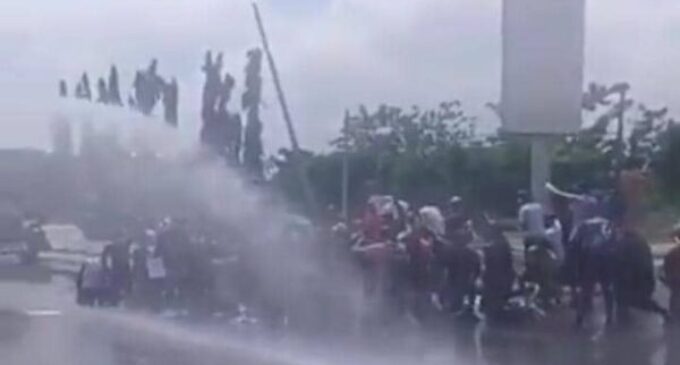 Police attack #EndSARS protesters in Abuja