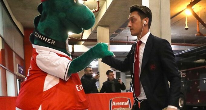 Ozil offers to pay Gunnersaurus’ wages to stay at Arsenal