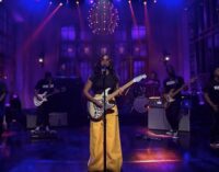 H.E.R shows support for #EndSARS protest during SNL show