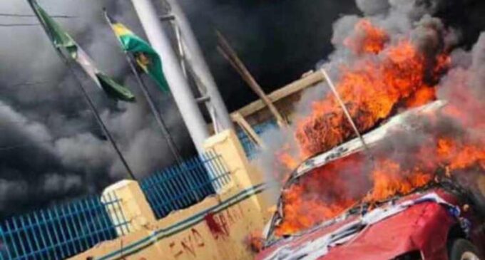 Angry youth set Ibadan police station on fire