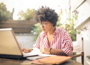 Five effective tips for employee working hybrid schedule